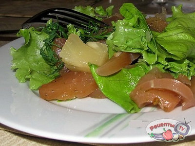 Диетический салат с маринованной форелью