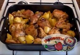 Курица с картошечкой в духовке - видео рецепт