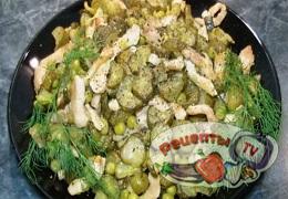 Салат из маринованных огурцов с мясом - видео рецепт