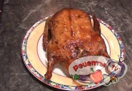 Рождественская утка с яблоками в духовке - видео рецепт