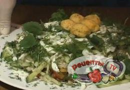 Салат с мясом, жареным картофелем, яйцом «Кукушкино гнездо» - видео рецепт