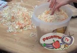 Как квасить капусту очень легко - видео рецепт