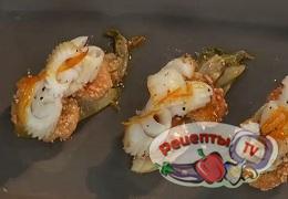 Хрустящие кальмары с цикорием в апельсиново-кунжутной заправке - видео рецепт