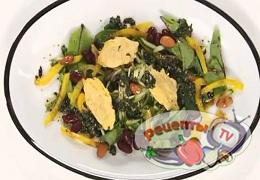 Свежий салат с красной фасолью и сырными чипсами - видео рецепт
