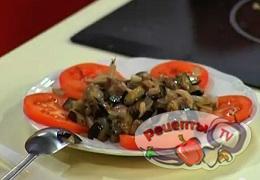 Теплый салат из баклажанов с вешенками - видео рецепт