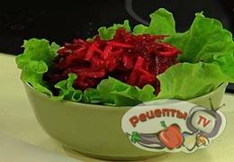Салат из сырой свеклы на салатных листьях - видео рецепт