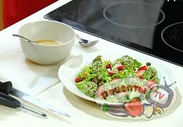 Салат с клубникой и шариками козьего сыра - видео рецепт