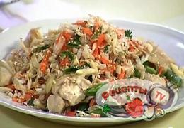 Восточный салат с курицей - видео рецепт