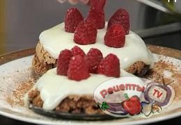Миндальные пирожные с малиной - видео рецепт