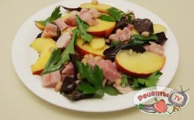 Салат из персиков, фасоли и свиной рульки - видео рецепт 
