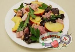 Салат из персиков, фасоли и свиной рульки - видео рецепт