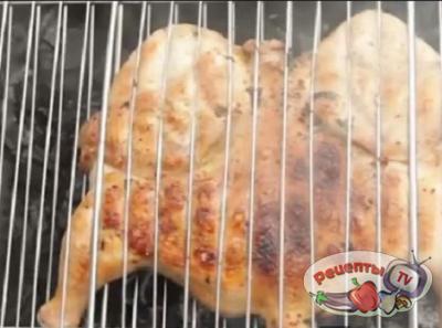 Цыпленок на гриле с соусом из грецких орехов - видео рецепт 