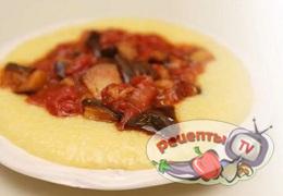 Кукурузная каша с томатно-баклажанным соусом - видео рецепт
