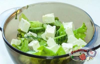 Зеленый Весенний салат с брынзой - видео рецепт 