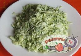 Салат из свежей капусты. Вкусно и просто - видео рецепт