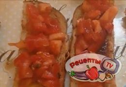 Жареный хлеб с помидорами и чесноком - видео рецепт