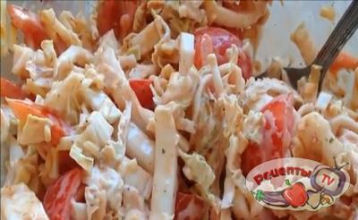 Салат из китайской капусты, томатов и сыра - видео рецепт 