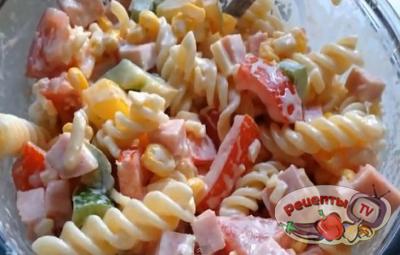 Итальянский салат с макаронами и ветчиной - видео рецепт 