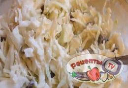 Салат из белокочанной капусты с изюмом и грецкими орехами - видео рецепт
