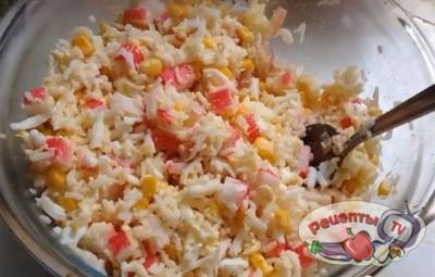Салат с крабовыми палочками и рисом - видео рецепт 