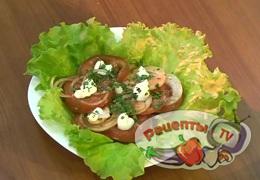 Салат из помидоров с чесноком и томатным соусом - видео рецепт