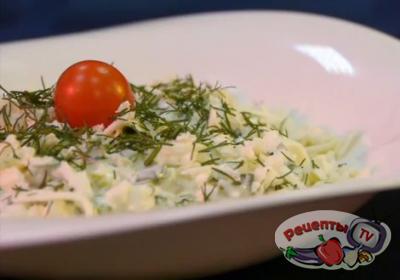 Зеленый салат с брынзой - видео рецепт 