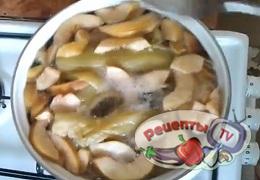 Освежающий компот из ревеня с яблоками - видео рецепт