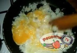 Жарим рис с яйцом, почти китайская кухня - видео рецепт