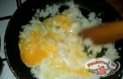Жарим рис с яйцом, почти китайская кухня - видео рецепт 