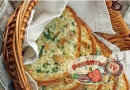 Запеченный хлеб с чесноком, зеленью и сыром - видео рецепт