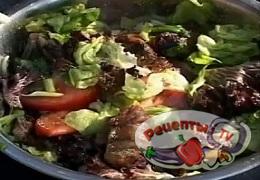 Салат с куриной печенью и беконом - видео рецепт