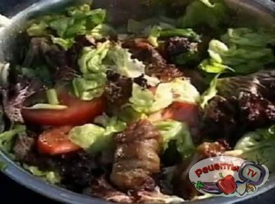 Салат с куриной печенью и беконом - видео рецепт