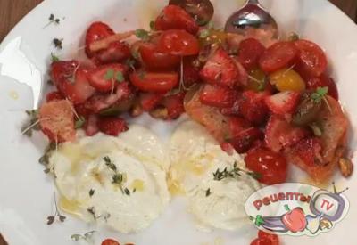 Салат из томатов с клубникой и мороженым - видео рецепт