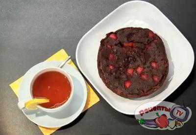 Шоколадный кекс с клубникой - видео рецепт