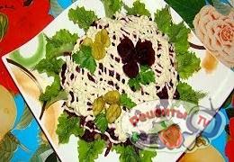 Вкусный быстрый закусочный салат со свеклой и сельдью - видео рецепт
