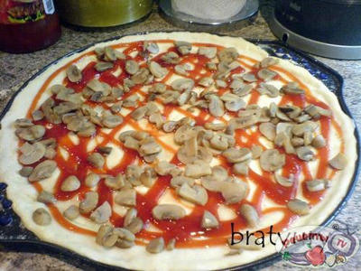 Pizza Pepperoni con funghi
