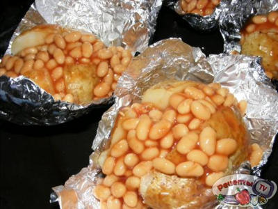      (baked potate with beans and cheese)