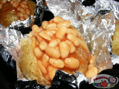      (baked potate with beans and cheese)