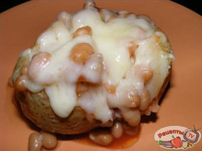      (baked potate with beans and cheese)