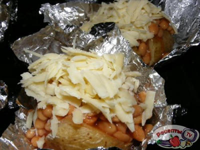      (baked potate with beans and cheese)