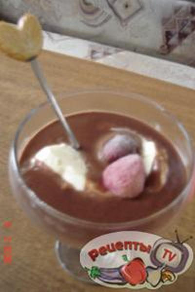 Горячий шоколад с клубникой и мороженным