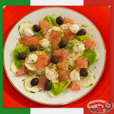        (Insalata di zucchine con olive e salmone)