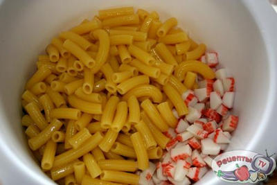 Cалат с крабовыми палочками или салат из того что было в холодильнике Cалат с крабовыми палочками или салат из того что было в холодильнике