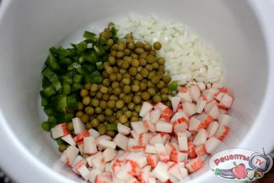 Cалат с крабовыми палочками или салат из того что было в холодильнике Cалат с крабовыми палочками или салат из того что было в холодильнике