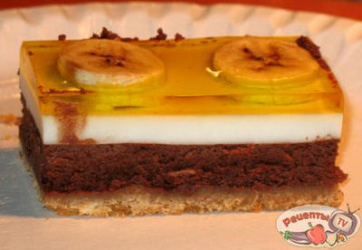 Шоколадный (печёный) чизкейк с кокосовым покрытием и бананами под шафрановым желе Шоколадный (печёный) чизкейк с кокосовым покрытием и бананами под шафрановым желе