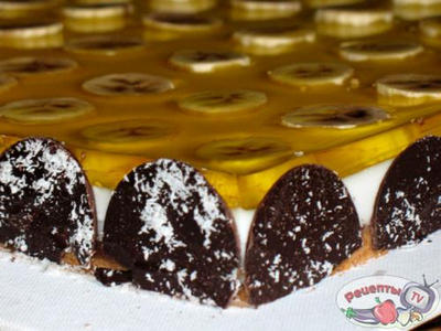 Шоколадный (печёный) чизкейк с кокосовым покрытием и бананами под шафрановым желе Шоколадный (печёный) чизкейк с кокосовым покрытием и бананами под шафрановым желе