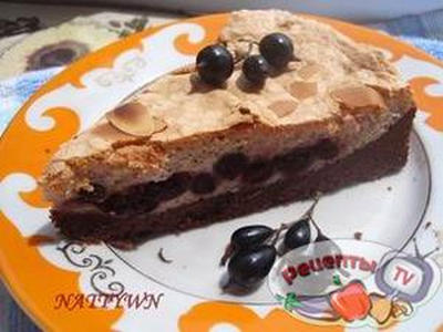 Шоколадный пирог с золотистой (черной) смородиной