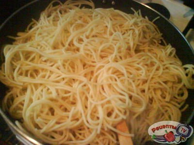 vazdushni omlet so spageti i kolbasoi saliami
