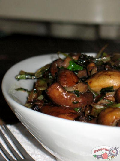 ����� � ������� �������� � ������ ����� (Funghi con aglio e cipolline)