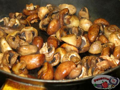 ����� � ������� �������� � ������ ����� (Funghi con aglio e cipolline)